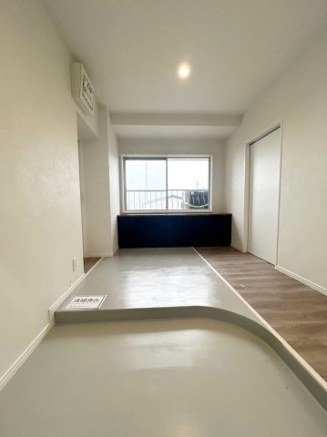 ジョイフル御影の玄関|框のカーブのデザインが特徴的な玄関
ホールを挟んで左と右で用途を分けて多目的に使用できそうです