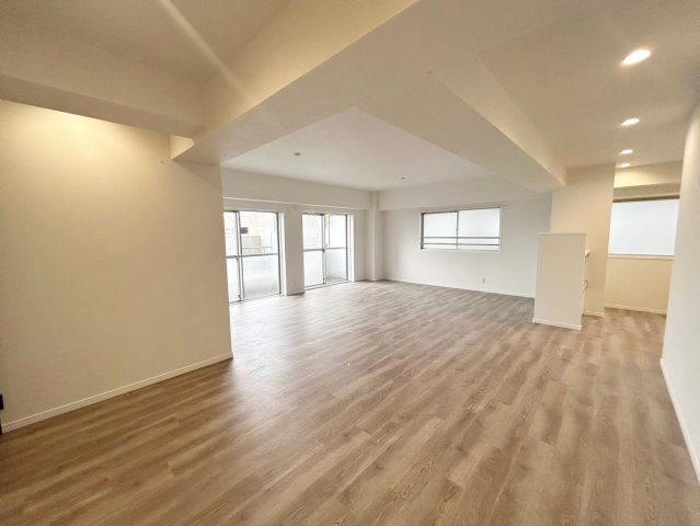 ジョイフル御影の居間・リビング|約21帖のリビング、天井の梁もお部屋のアクセント