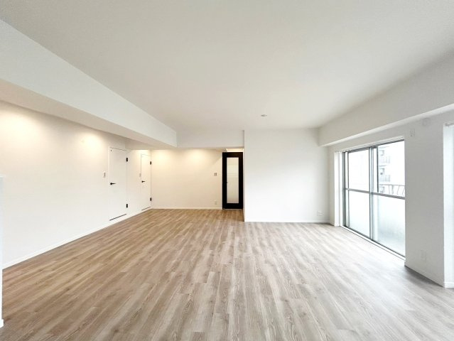 ジョイフル御影の居間・リビング|お部屋に沢山自然光が入るのは、最上階角部屋ならでは
賑やかな表通りとは別世界の穏やかさです