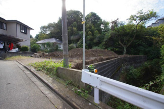 【前面道路含む現地写真】 | 緑が多いです。