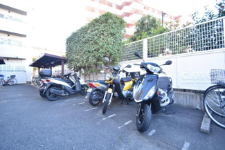 【駐車場】 | バイク置き場。空き区画の有無や駐輪料金、サイズおよび排気量規定などについては、改めてお問い合わせください。～即日のご見学可能～　お問合せはお気軽にどうぞ。
