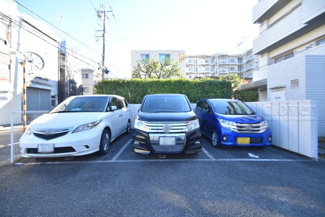 【駐車場】 | マンションの駐車場スペース。空きの有無や駐車料金、サイズ規定などについては、改めてお問い合わせください。～即日のご見学可能～　お問合せはお気軽にどうぞ。
