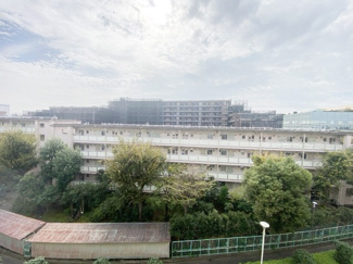 【展望】 | 眼前に広がる空の雄大さと、このお部屋の自慢の一つである「眺望」をご覧ください。毎日、この景色を独り占めできる新生活に夢が広がります。～即日のご見学可能～　お問合せはお気軽にどうぞ。