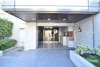 【エントランス】 | お客様を、そして住人を出迎えてくれるマンションのエントランス。ゴミが落ちていないことからも、管理状態の良さや住民の節度の高さが見て取れます。～即日のご見学可能～　お問合せはお気軽にどうぞ。
