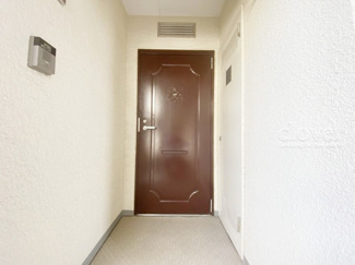 【その他共用部分】 | 皆様をお迎えする、お部屋の玄関ドア。開けやすさや開放角度、ドアノブの操作しやすさや鍵の形状などを、現地で一度ご確認ください。～即日のご見学可能～　お問合せはお気軽にどうぞ。