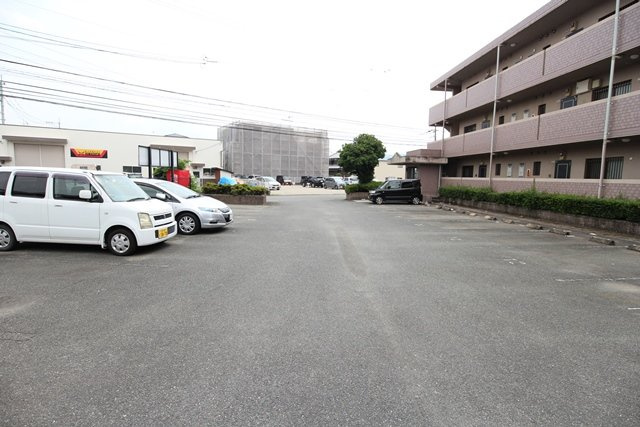 メゾンルミエール【キャッシュバック対象物件】の駐車場