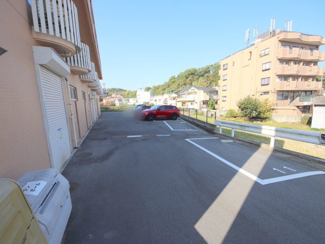 エヌエムドゥーズの駐車場