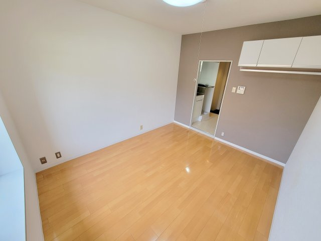 エヌエムドゥーズの洋室