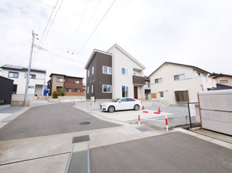 【外観】 | 甲斐市龍地 令和4年築中古戸建 北西角地 車3台以上 オール電化住宅