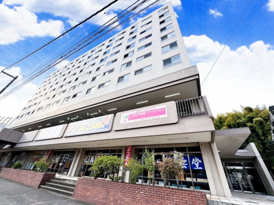 【外観】 | ◆東急江田駅前ドエリング◆ | ◆堂々たる趣ながら、主張し過ぎずどこか余裕を感じさせるシャープなフォルムで佇む邸宅は、晴天の空と照らし合わせる事で、本来あるべき完成形の姿を見せてくれます。