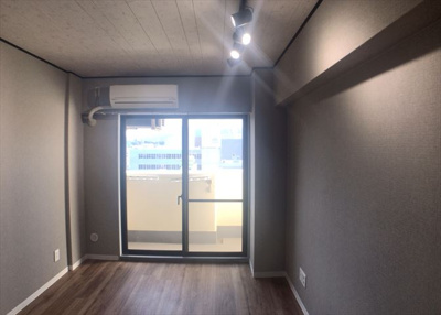 【洋室】 | ライオンズマンション本厚木第三 | 洋室のメリットは重い家具が置きやすく、身の回りが整理しやすいことです。 床がフローリングのため畳とは異なり凹みにくいです。 クローゼットなど収納が豊富で、普段使わない旅行カバンや服の整頓も簡単にです。