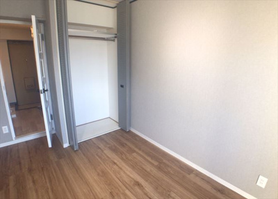 【寝室】 | ライオンズマンション本厚木第三 | 寝室でゆっくりと過ごすためにはベッド周りの適度な空間を担保することや窓の位置、照明の明るさ、寝室の広さなどを考える必要があります。自身や家族の構成とライフスタイルに併せて寝室にする部屋を選びましょう！