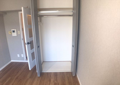 【収納】 | ライオンズマンション本厚木第三 | デザイン性を重視しすぎて収納が少なかった！なんてことにならないため、事前に現地で収納の数を確認しておくことをお勧めします。クローゼット以外にも床下収納や屋根裏収納、パントリーなどもチェックしましょう。