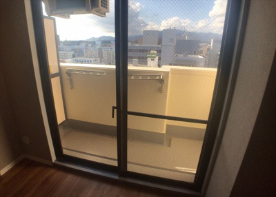 【バルコニー】 | ライオンズマンション本厚木第三 | バルコニーは、室外の専用スペースのうち、「屋根がなく開放された空間」であるものを指します。ベランダより広いタイプのものが多く、日当たりもよいため家庭菜園などを楽しみたい人にとって適した環境となります。