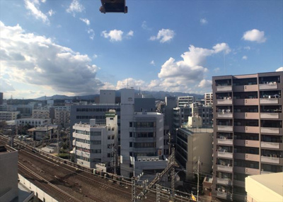 【展望】 | ライオンズマンション本厚木第三 | 眺望の良さを楽しめるダイニングキッチンで家族団らんの時間を過ごしてはいかがでしょうか。バルコニーから見える景色を家族で眺める時間は、時間が経つのを忘れてしまいそうですね。是非、現地を見に行きましょう！