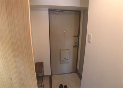 【玄関】 | ライオンズマンション本厚木第三 | 玄関は家の顔でもあり、家族以外の目にも止まる場所です。玄関は外との間を仕切る扉、靴などをしまっておく収納スペース、靴脱ぎのたたきスペース、来客とのやり取りをするドアホンなど複数のアイテムからなります。