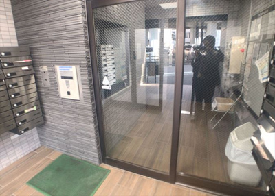【エントランス】 | ライオンズマンション本厚木第三 | マンションのエントランスには、もともと風よけや防犯の役割がありますが、マンションによって宅配ボックスなどの設備が備わっている所もあります。日々の生活をイメージしながら生活しやすさをチェックしましょう。
