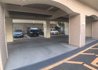 【駐車場】 | ライオンズマンション本厚木第三 | 駐車場と明記されていても、最小スペースでつくられた駐車場だと大型車は駐車できなかったり、出入りしにくくなったりする可能性があります。お車のサイズと購入したい物件の駐車場のサイズを現地で確認しましょう。