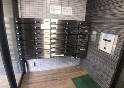【設備】 | ライオンズマンション本厚木第三 | エントランス付近に設置されている集合ポストは、住んでいる部屋と離れているため、ポストをあさるなど誰かに何かされていても被害に気づきにくいです。入居する時には他人に特定されにくい番号で鍵をかけましょう！
