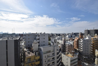 【展望】 | 眼前に広がる空の雄大さと、このお部屋の自慢の一つである「眺望」をご覧ください。毎日、この景色を独り占めできる新生活に夢が広がります。～即日のご見学可能～　お問合せはお気軽にどうぞ。
