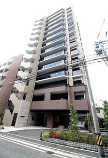 【外観】 | 「渡辺通」駅から徒歩11分。天神まで1駅、博多まで3駅で通勤至便の好立地♪ 築3年の新しいマンションなので、そのままご入居いただけます！