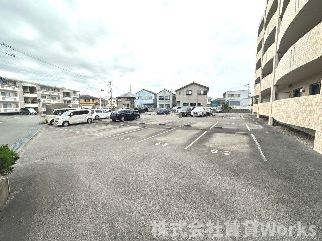 カラーズの駐車場|駐車場完備です