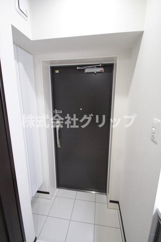 アークヒルズ横浜英町の玄関