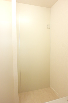 キッチン裏冷蔵庫置き場
