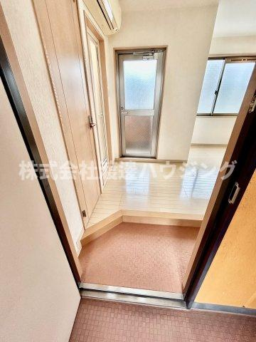 ロジス江坂の玄関