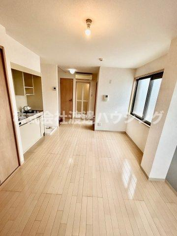 ロジス江坂の居間・リビング