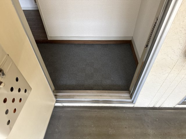 メゾン澤田C棟の玄関