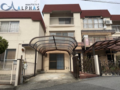 【外観】 | 明石市荷山町　中古テラスハウス | 南向きの為、陽当たり通風良好♪
屋根付き駐車スペースあり♪