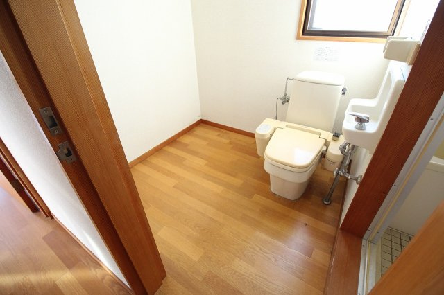 筑西市甲のトイレ|東側住宅２Fのトイレ兼脱衣場部分になります！