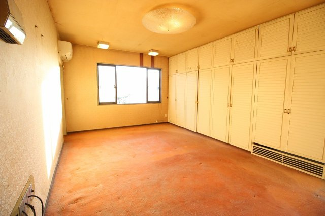 筑西市甲の寝室|北側住宅１Fの南側中央洋室約13.5帖になります！