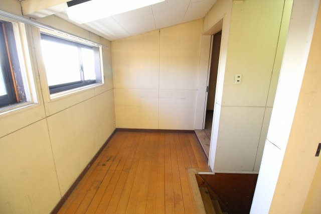 筑西市甲の洋室|北側住宅３Fの東側洋室部分になります！
※残置物は撤去処分致します！