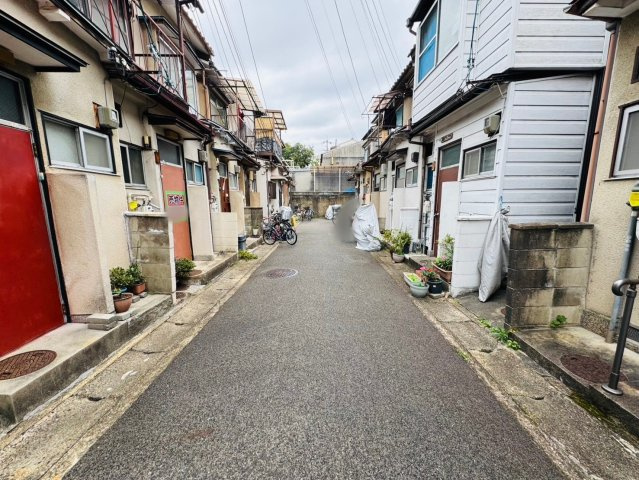 横大路下三栖山殿の前面道路含む現地写真
