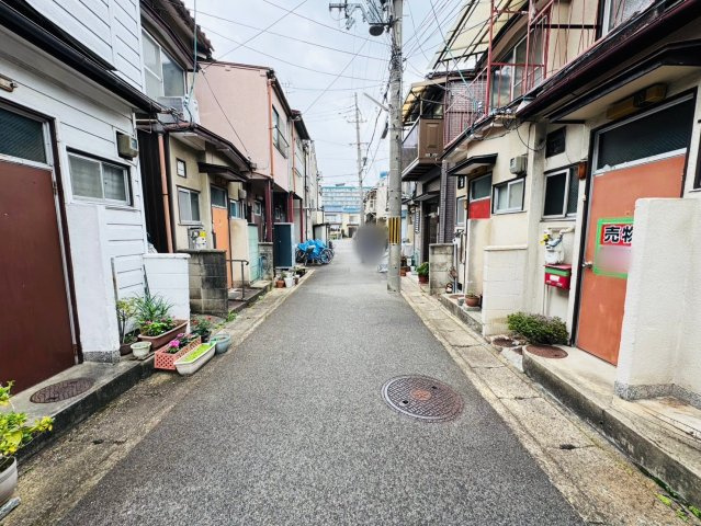 横大路下三栖山殿の前面道路含む現地写真