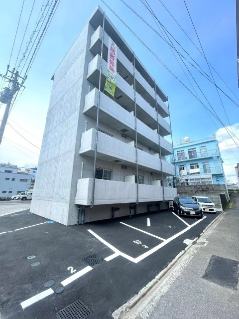 レアシスの駐車場