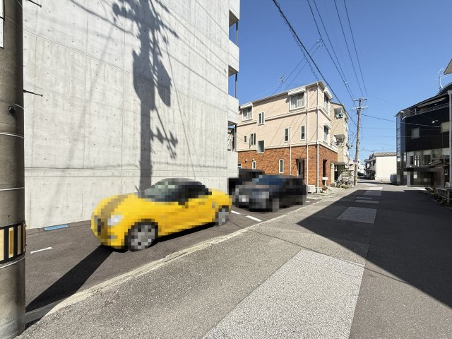 レアシスの駐車場