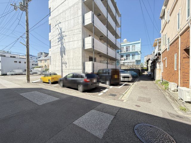 レアシスの駐車場