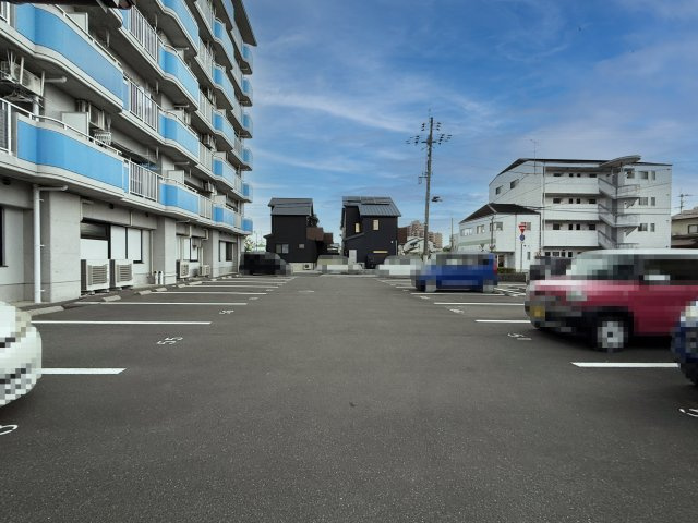 塩田町マンションの駐車場