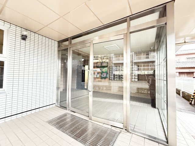 塩田町マンションのエントランス