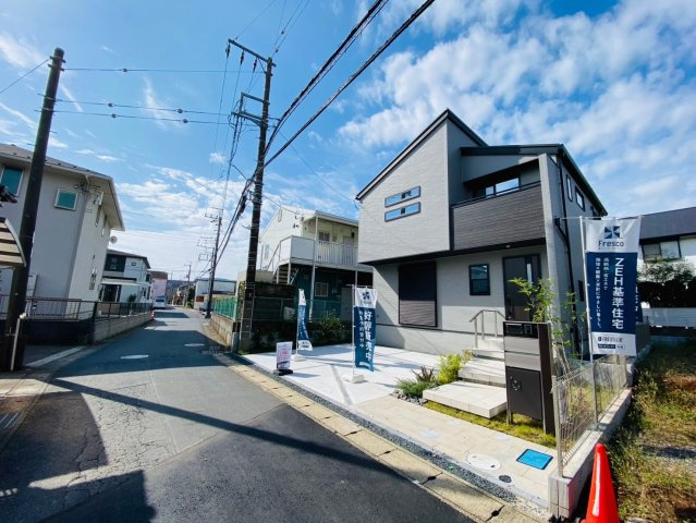 成田市飯田町　新築戸建ての前面道路含む現地写真
