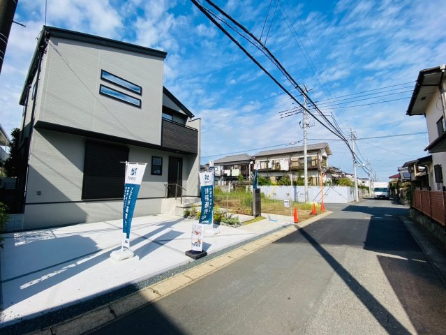 成田市飯田町　新築戸建ての前面道路含む現地写真