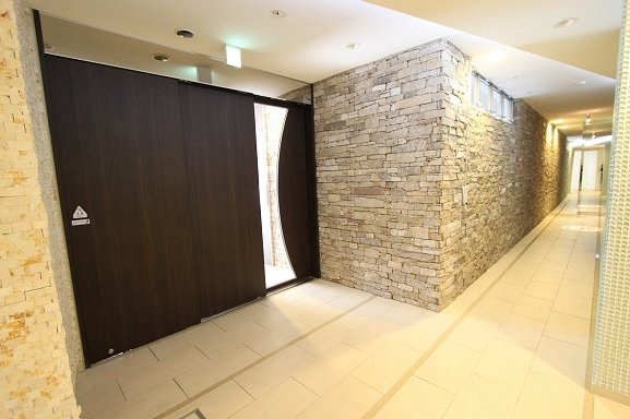 大阪市中央区南久宝寺町２丁目の賃貸マンションのエントランス