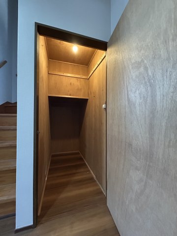 高知市長浜　中古一戸建の収納|階段下収納