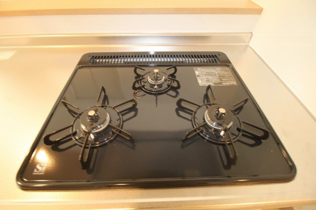 福井町　新築戸建　　3号地（東）【内覧可能】のキッチン|３口コンロ