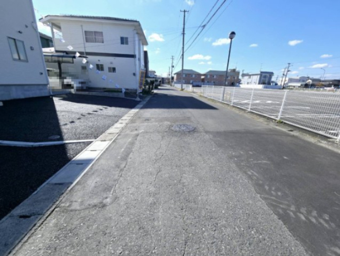 クレイドルガーデン八戸市石堂 第10　1号棟の前面道路含む現地写真