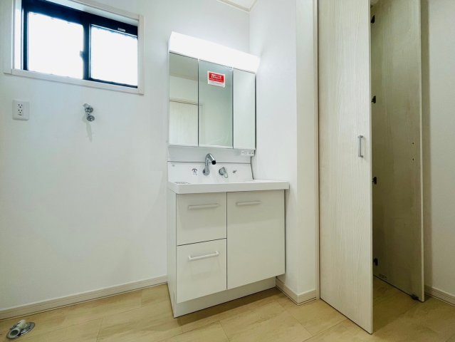 戸建　岐阜市六条江東２丁目2期　全3区画分譲の独立洗面台|洗面洗髪化粧台です。物件により三面鏡または一面鏡の場合があります。詳しくは担当者までお問合せ下さい。
