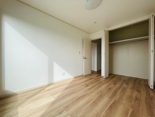 戸建　岐阜市六条江東２丁目2期　全3区画分譲の洋室|全居室にたっぷり収納できる大型収納を設置。窓ガラスは断熱性能や結露防止効果の高いペアガラスです。
